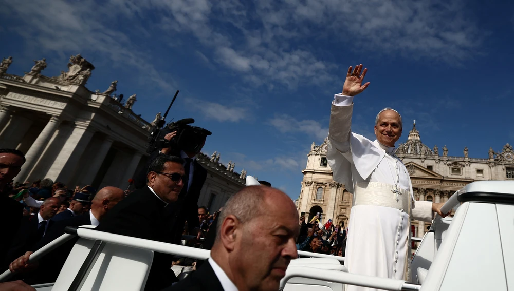 León XIV realiza su primer recorrido en papa móvil en la Plaza de San Pedro antes de la misa de entronización León XIV realiza su primer recorrido en papa móvil en la Plaza de San Pedro antes de la misa de entronización