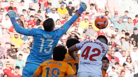 El guardameta del Real Madrid Andriy Lunin (i) despeja un balón en el partido de la jornada 37 de LaLiga que Sevilla FC y Real Madrid disputan este domingo en el estadio Sánchez-Pizjuán, en Sevilla El guardameta del Real Madrid Andriy Lunin (i) despeja un balón en el partido de la jornada 37 de LaLiga que Sevilla FC y Real Madrid disputan este domingo en el estadio Sánchez-Pizjuán, en Sevilla