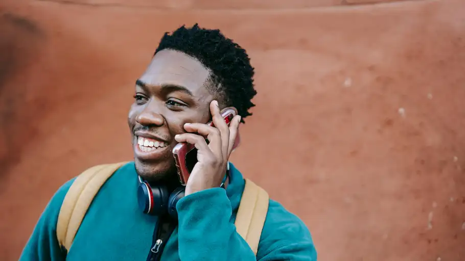Un chico hablando por teléfono Un chico hablando por teléfono