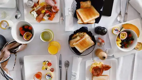 Una mesa con multitud de alimentos para desayunar Una mesa con multitud de alimentos para desayunar