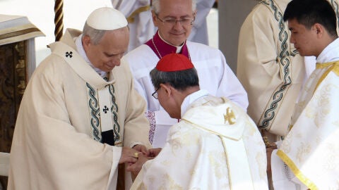 El cardenal Luis Tagle coloca el Anillo del Pescador en el dedo del papa Le&oacute;n XIV durante la misa inaugural en la Plaza de San Pedro, en el Vaticano, el 18 de mayo de 2025.
