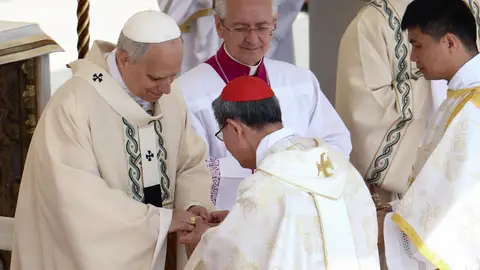 El cardenal Luis Tagle coloca el Anillo del Pescador en el dedo del papa León XIV durante la misa inaugural en la Plaza de San Pedro, en el Vaticano, el 18 de mayo de 2025. El cardenal Luis Tagle coloca el Anillo del Pescador en el dedo del papa León XIV durante la misa inaugural en la Plaza de San Pedro, en el Vaticano, el 18 de mayo de 2025.