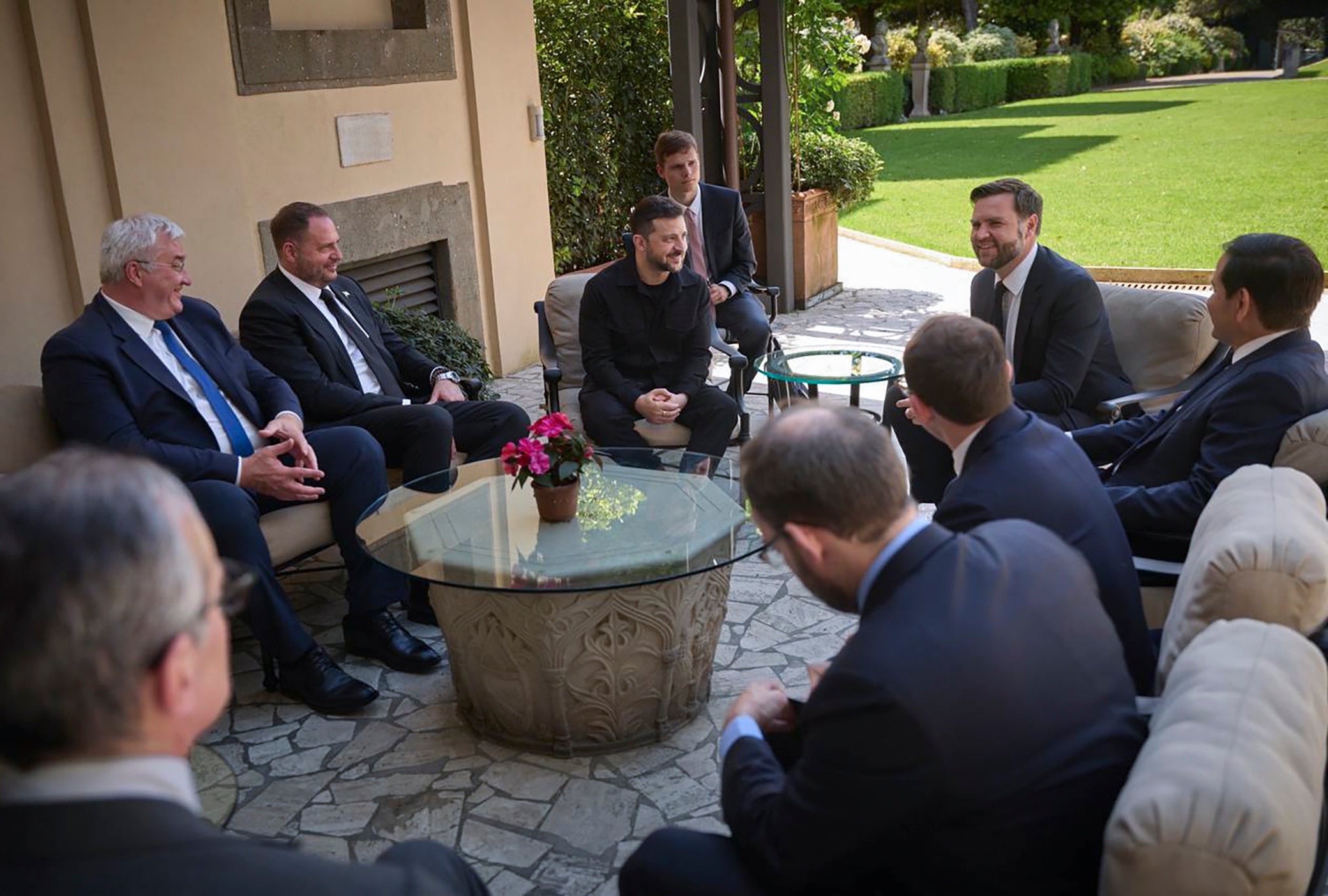 Reunión entre Zelenski, JD Vance y Marco Rubio tras la misa de entronación del papa León XIV Reunión entre Zelenski, JD Vance y Marco Rubio tras la misa de entronación del papa León XIV