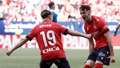 Bryan y Aimar celebran el gol de Osasuna Bryan y Aimar celebran el gol de Osasuna