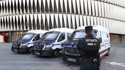 Dispositivo Ertzaintza en San Mamés Dispositivo Ertzaintza en San Mamés