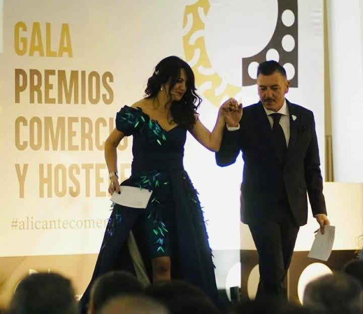 Aplausos y emoción en Más de uno Alicante por el paso de Melody por Eurovisión, con la atenta mirada de Miguel Noguera Aplausos y emoción en Más de uno Alicante por el paso de Melody por Eurovisión, con la atenta mirada de Miguel Noguera