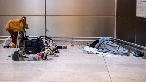 Imagen de una persona sin hogar en Barajas.
