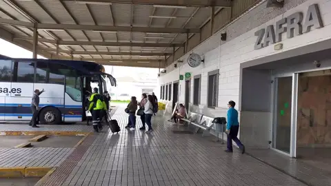 La Junta aporta 8,2 millones para cubrir el "recorte" del Gobierno para mantener la gratuidad del billete de autobús La Junta aporta 8,2 millones para cubrir el "recorte" del Gobierno para mantener la gratuidad del billete de autobús
