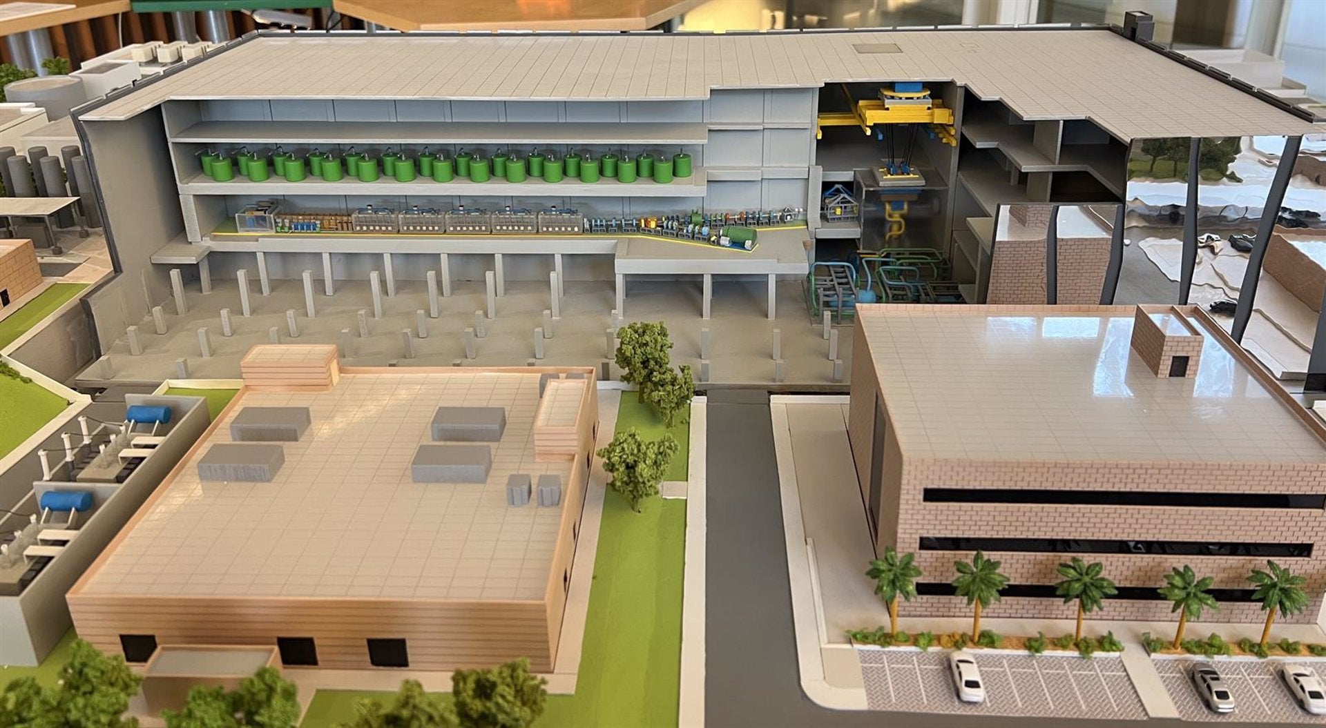 Moreno y Montero asisten este lunes a la colocación de la primera piedra del acelerador de partículas Moreno y Montero asisten este lunes a la colocación de la primera piedra del acelerador de partículas