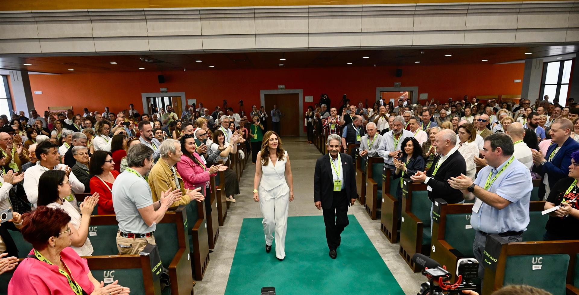 El PRC respalda a Paula Fernández, que quiere "recuperar el Gobierno de Cantabria" El PRC respalda a Paula Fernández, que quiere "recuperar el Gobierno de Cantabria"