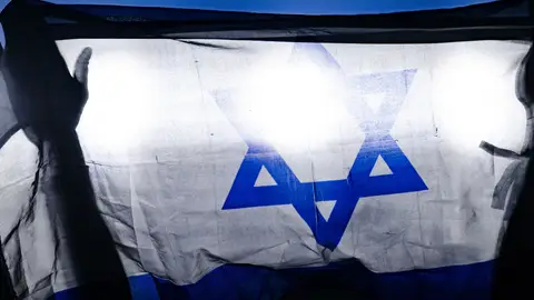 Un fanático israelí celebra con una bandera de Israel durante el espectáculo de la segunda semifinal del 69º Festival de la Canción de Eurovisión en Basilea, Suiza, el 15 de mayo de 2025. Un fanático israelí celebra con una bandera de Israel durante el espectáculo de la segunda semifinal del 69º Festival de la Canción de Eurovisión en Basilea, Suiza, el 15 de mayo de 2025.