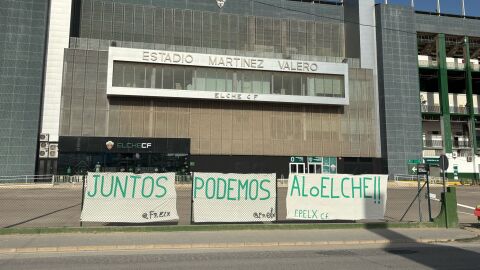 Pancartas de la Federación de Peñas en el Martínez Valero.