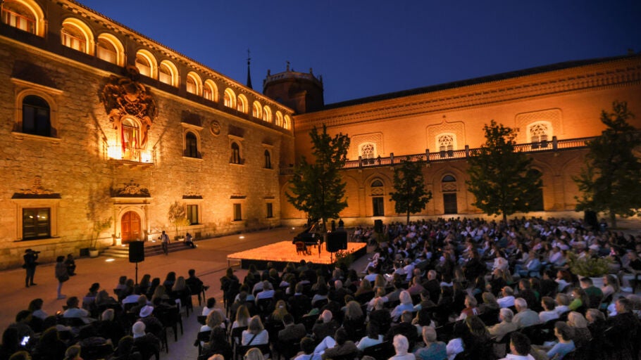 Actuaci&oacute;n musical en el Patio de Armas del Palacio Arzobispal de Alcal&aacute; de Henares dentro de la Noche en Blanco
