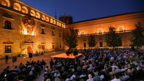 Actuaci&oacute;n musical en el Patio de Armas del Palacio Arzobispal de Alcal&aacute; de Henares dentro de la Noche en Blanco