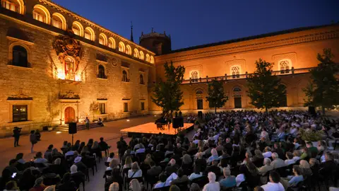 60.000 personas respaldan con su presencia la celebración de la Noche en Blanco de Alcalá Actuación musical en el Patio de Armas del Palacio Arzobispal de Alcalá de Henares dentro de la Noche en Blanco
