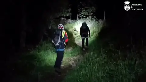 Rescatados dos senderistas a los que se les hizo de noche cuando hacían una ruta en Vega de Pas Rescatados dos senderistas a los que se les hizo de noche cuando hacían una ruta en Vega de Pas