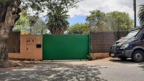 Veh&iacute;culo de la Polic&iacute;a Canaria en el exterior del centro de acogida de menores migrantes 