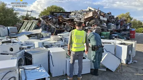La Guardia Civil destapa en Mérida una chatarrería ilegal con toneladas de residuos La Guardia Civil destapa en Mérida una chatarrería ilegal con toneladas de residuos