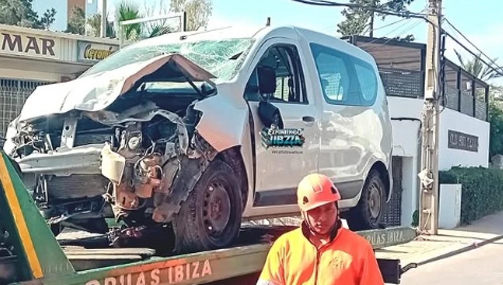 La furgoneta que atropelló al peatón quedó completamente destrozada La furgoneta que atropelló al peatón quedó completamente destrozada