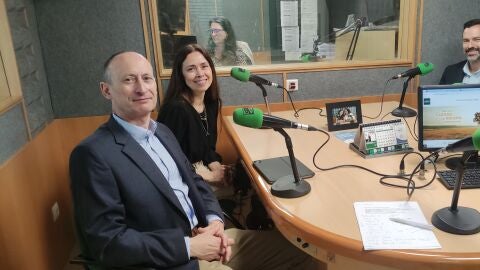  Conocemos la programaci&oacute;n de los nuevos cursos de verano de la Uned con el director del centro pontevedr&eacute;s, V&iacute;ctor Gonz&aacute;lez; el responsable de extensi&oacute;n universitaria, Rafael Cotelo y la vicerrectora de Cursos de Veran