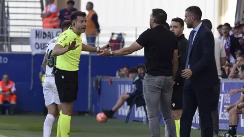 Cid Camacho se dirige a Eder Sarabia. Cid Camacho se dirige a Eder Sarabia.
