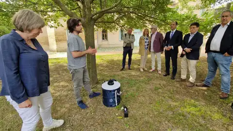 Visita institucional en La Alfranca, a la colocación de trampas de insectos que pueden transmitir enfermedades Visita institucional en La Alfranca, a la colocación de trampas de insectos que pueden transmitir enfermedades