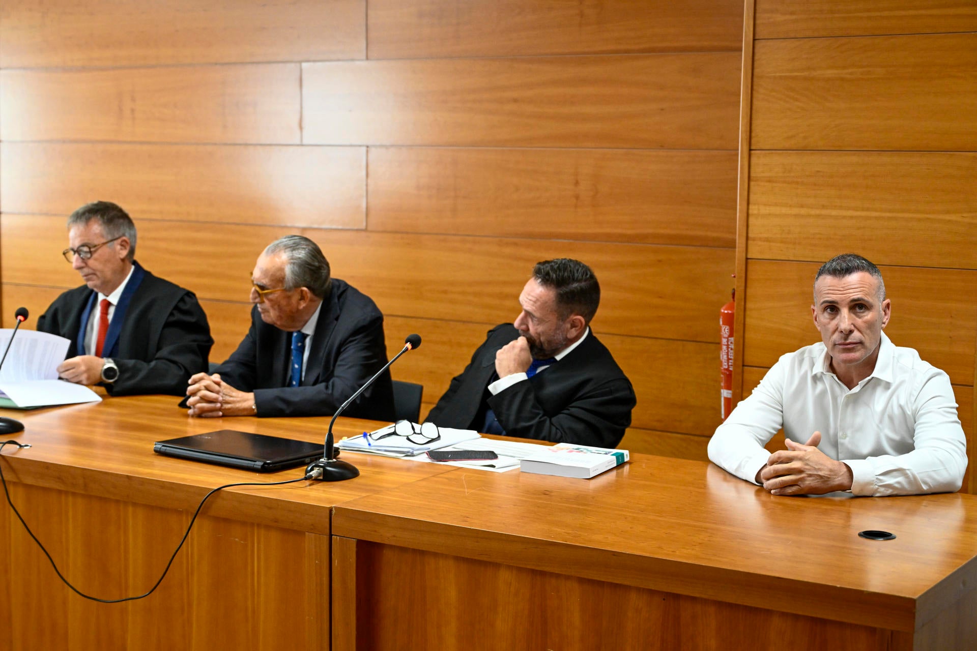 Fabra y Debón optan por no declarar en la primera jornada del juicio por cohecho del caso Aerocas Fabra y Debón optan por no declarar en la primera jornada del juicio por cohecho del caso Aerocas