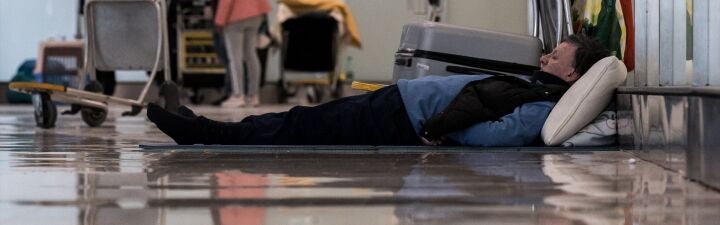 ¿Cree que la aglomeración de personas sin hogar en Barajas evidencia el fracaso de la política social del gobierno?