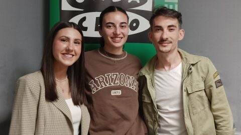 Dos patinadoras y el presidente del Club Pat&iacute;n Art&iacute;stico Alcal&aacute; en M&aacute;s de uno Alcal&aacute;