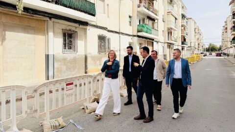 Integrantes del PSPV-PSOE en el barrio de San Ant&oacute;n de Elche.