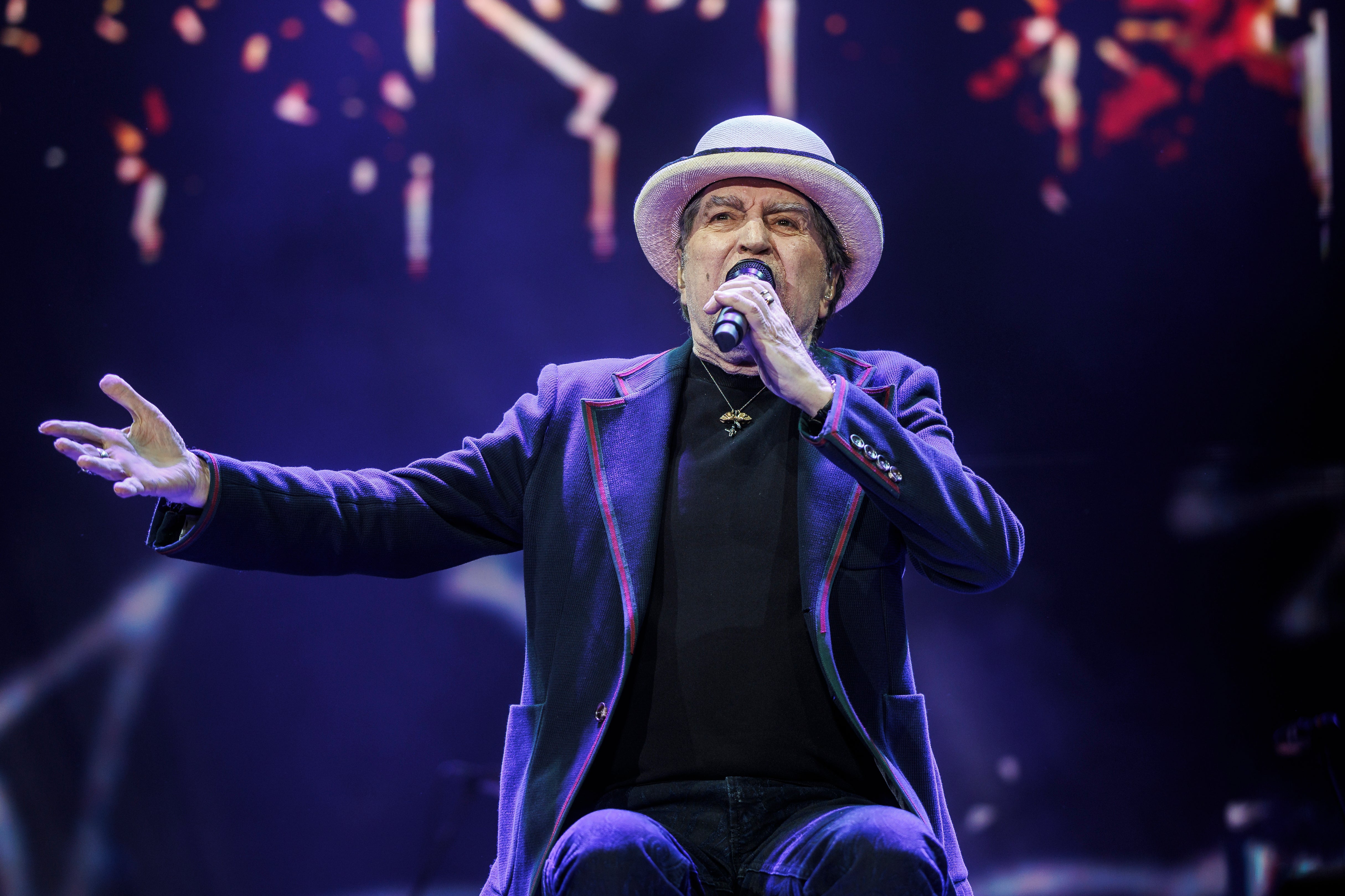 Joaquín Sabina emociona, y se despide de Murcia con 'Hola y adiós'  Joaquín Sabina emociona, y se despide de Murcia con 'Hola y adiós'