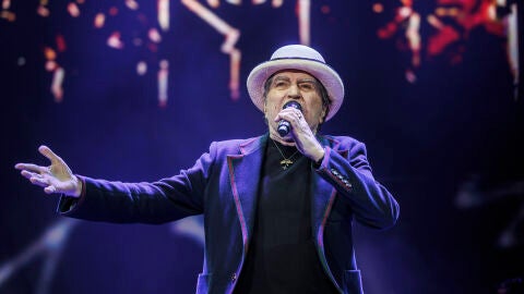 El cantautor y poeta Joaqu&iacute;n Sabina durante su actuaci&oacute;n este lunes, en el Movistar Arena de Madrid. 