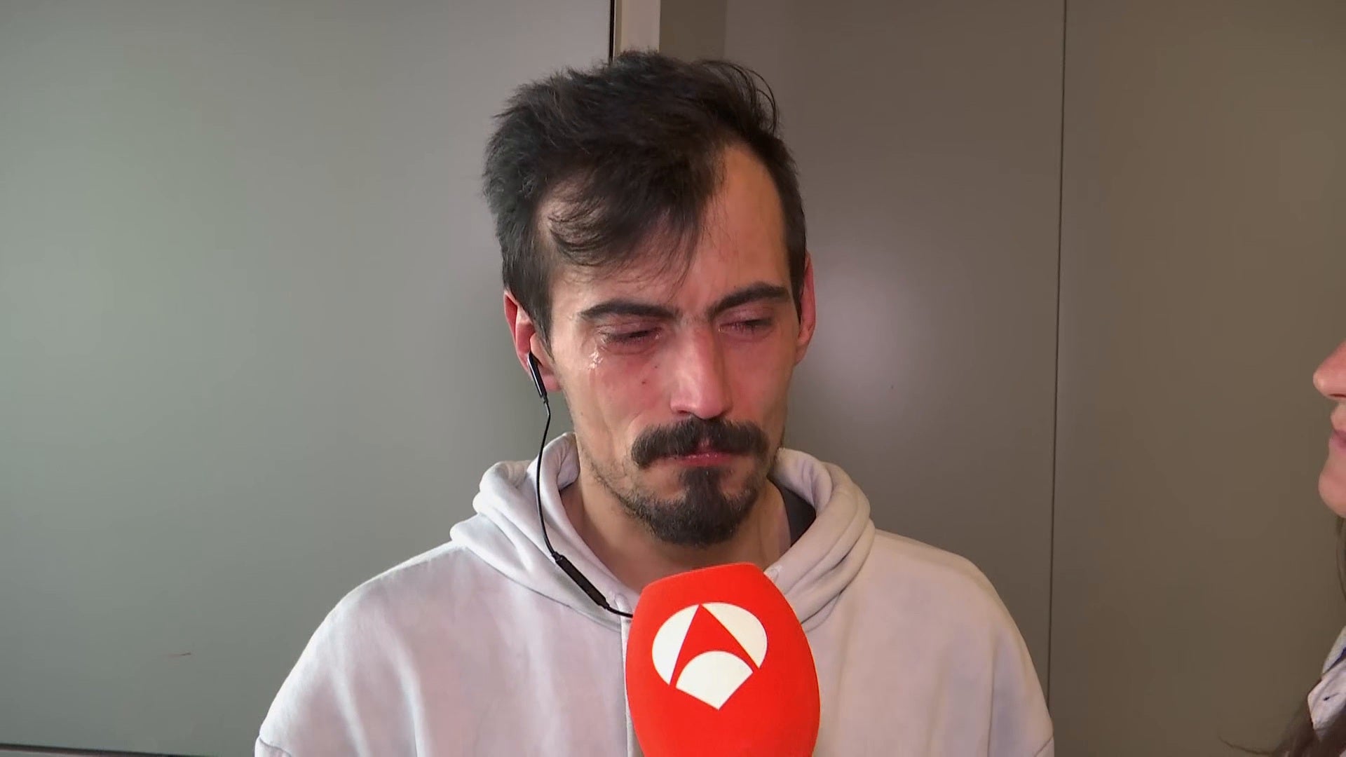 El milagro de Salva en Barajas: de dormir en el aeropuerto a encontrar trabajo en Espejo Público El milagro de Salva en Barajas: de dormir en el aeropuerto a encontrar trabajo en Espejo Público