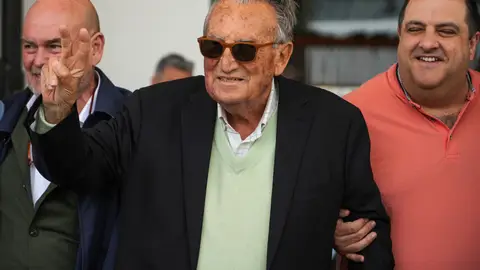 El expresidente de la Diputación de Castellón, Carlos Fabra (c), a su llegada al acto ‘30 Años de compromiso’, en el Edificio Veles e Vents, a 10 de mayo de 2025, en Valencia, Comunidad Valenciana El expresidente de la Diputación de Castellón, Carlos Fabra (c), a su llegada al acto ‘30 Años de compromiso’, en el Edificio Veles e Vents, a 10 de mayo de 2025, en Valencia, Comunidad Valenciana