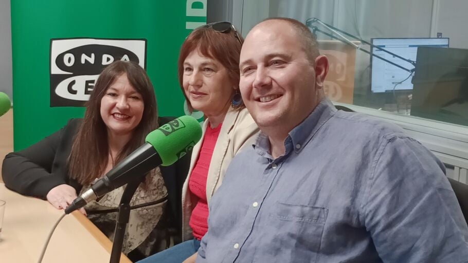 Irene Pascual, directora de la ONCE en Alcal&aacute; de Henares, junto a los actores de la compa&ntilde;&iacute;a Amanide Teatre Juany Fuentes y Eliseo Figuera 