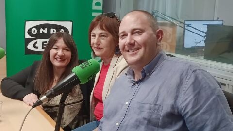 Irene Pascual, directora de la ONCE en Alcal&aacute; de Henares, junto a los actores de la compa&ntilde;&iacute;a Amanide Teatre Juany Fuentes y Eliseo Figuera 