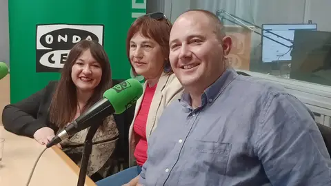 La 19 Bienal de Teatro de la ONCE llega a Alcalá de Henares Irene Pascual, directora de la ONCE en Alcalá de Henares, junto a los actores de la compañía Amanide Teatre Juany Fuentes y Eliseo Figuera