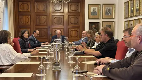 Quejas de los empresarios por las continuas averías del AVE y por los retrasos en las autovías de Huesca Quejas de los empresarios por las continuas averías del AVE y por los retrasos en las autovías de Huesca