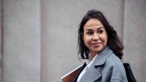 El juez del 'caso Koldo' imputa a la expresidenta de Adif Pardo de Vera por la contratación de una expareja de Ábalos El juez del 'caso Koldo' imputa a la expresidenta de Adif Pardo de Vera por la contratación de una expareja de Ábalos