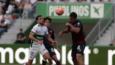 Salinas pugna por un balón ante el Levante. Salinas pugna por un balón ante el Levante.
