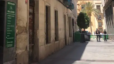 Zona acordonada tras el derrumbe interior del viejo edificio de la Banca Peral de Elche. Zona acordonada tras el derrumbe interior del viejo edificio de la Banca Peral de Elche.