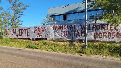 Los trabajadores de Funtam, en Torrejón de Ardoz, denuncian que se encuentran en un ERTE "ilegal" Pancartas en la empresa Funtam de Torrejón de Ardoz