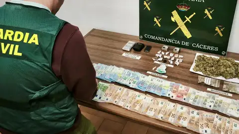Desmantelado un punto de venta de drogas al menudeo en Alcántara y detenido su responsable Desmantelado un punto de venta de drogas al menudeo en Alcántara y detenido su responsable