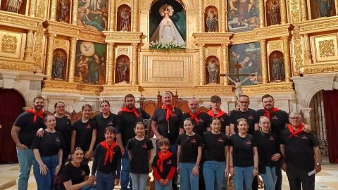 La Cuadrilla del Jerimoje ante la Virgen de la Asunci&oacute;n de Valdepe&ntilde;as