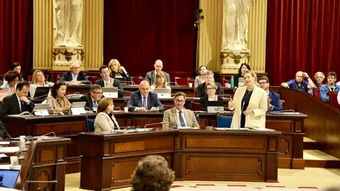 La Presidenta del Govern, Marga Prohens, durante su intervención en la sesión de control al Govern, en el Parlament. La Presidenta del Govern, Marga Prohens, durante su intervención en la sesión de control al Govern, en el Parlament.