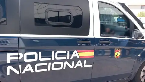 Detenida una pareja por estafar más de 26.000 euros a un hombre de 84 años tras robarle la tarjeta Detenida una pareja por estafar más de 26.000 euros a un hombre de 84 años tras robarle la tarjeta