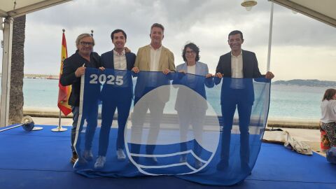 La Vila Joiosa recoge las 6 Banderas Azules para sus playas.