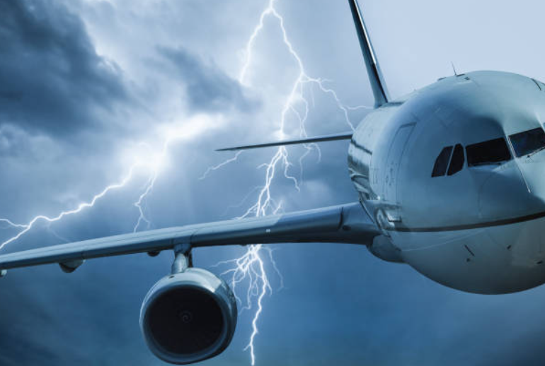 Esto es lo que realmente ocurre cuando un avión es alcanzado por un rayo, según un piloto Esto es lo que realmente ocurre cuando un avión es alcanzado por un rayo, según un piloto