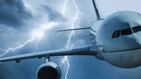 Esto es lo que realmente ocurre cuando un avión es alcanzado por un rayo, según un piloto Esto es lo que realmente ocurre cuando un avión es alcanzado por un rayo, según un piloto