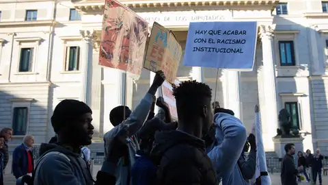 El nou reglament d'estrangeria permetrà regularitzar 100.000 persones l'any a Catalunya El nou reglament d'estrangeria permetrà regularitzar 100.000 persones l'any a Catalunya